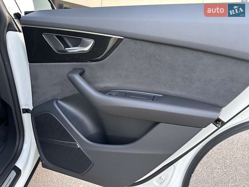Внедорожник / Кроссовер Audi Q8 2023 в Киеве