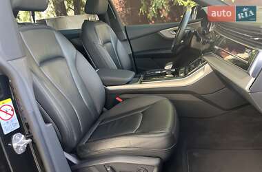 Внедорожник / Кроссовер Audi Q8 2021 в 