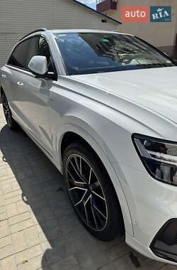 Позашляховик / Кросовер Audi Q8 2020 в 