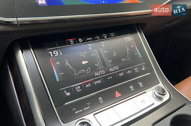 Внедорожник / Кроссовер Audi Q8 2021 в 