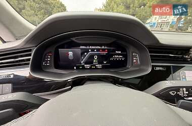 Внедорожник / Кроссовер Audi Q8 2021 в 
