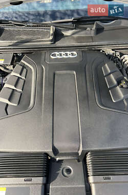 Внедорожник / Кроссовер Audi Q8 2021 в 