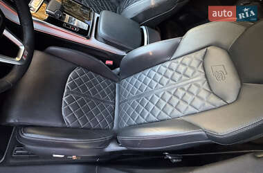 Позашляховик / Кросовер Audi Q8 2021 в 