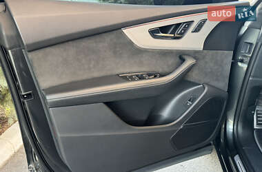 Позашляховик / Кросовер Audi Q8 2021 в 