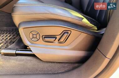 Внедорожник / Кроссовер Audi Q8 2021 в 