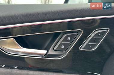 Позашляховик / Кросовер Audi Q8 2021 в 