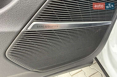 Позашляховик / Кросовер Audi Q8 2022 в 
