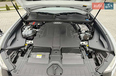 Позашляховик / Кросовер Audi Q8 2022 в 