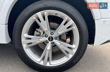 Позашляховик / Кросовер Audi Q8 2022 в 