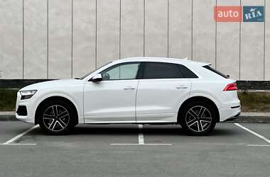 Позашляховик / Кросовер Audi Q8 2023 в 