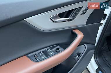 Позашляховик / Кросовер Audi Q8 2023 в 