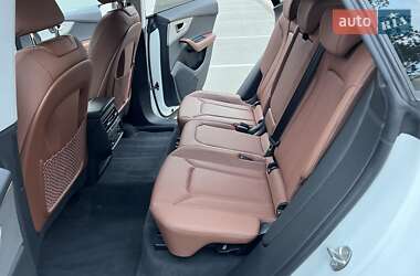 Позашляховик / Кросовер Audi Q8 2023 в 