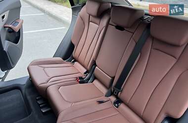 Позашляховик / Кросовер Audi Q8 2023 в 