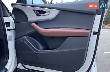 Позашляховик / Кросовер Audi Q8 2023 в 