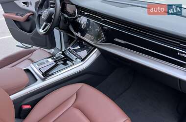 Позашляховик / Кросовер Audi Q8 2023 в 