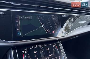 Позашляховик / Кросовер Audi Q8 2023 в 