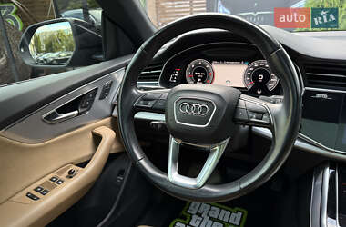 Позашляховик / Кросовер Audi Q8 2021 в 