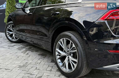 Позашляховик / Кросовер Audi Q8 2021 в 