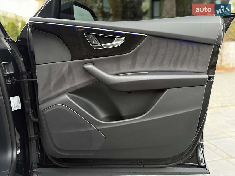 Позашляховик / Кросовер Audi Q8 2023 в Львові