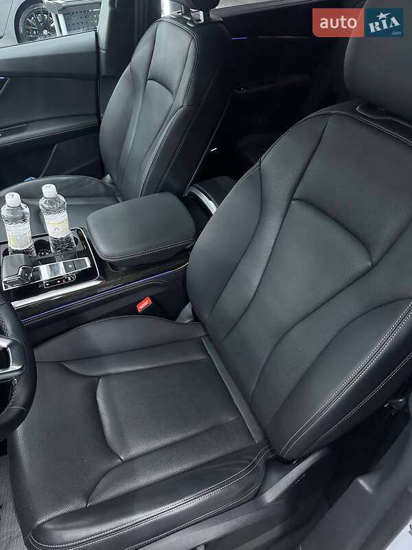 Внедорожник / Кроссовер Audi Q8 2024 в Ужгороде