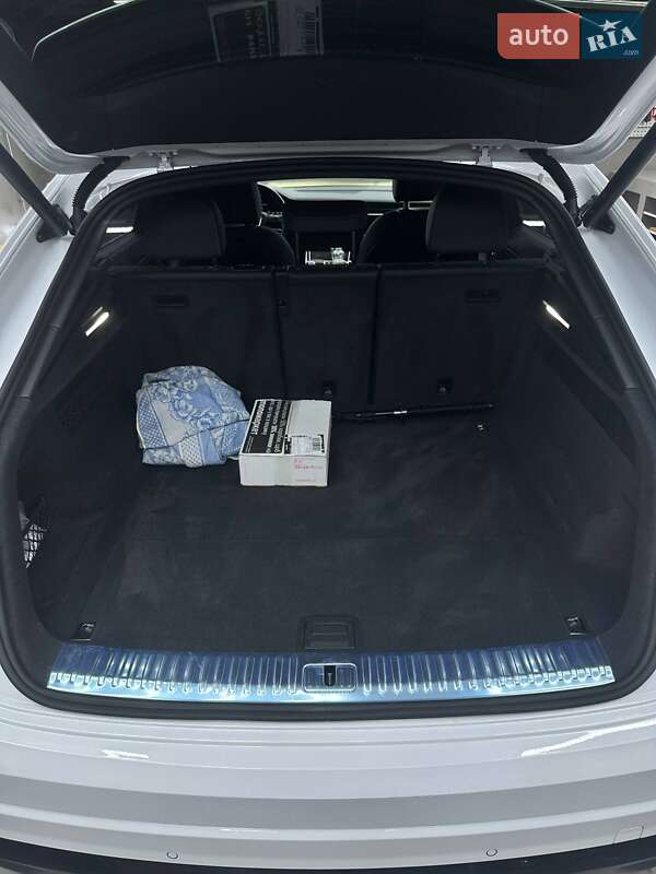 Внедорожник / Кроссовер Audi Q8 2024 в Ужгороде