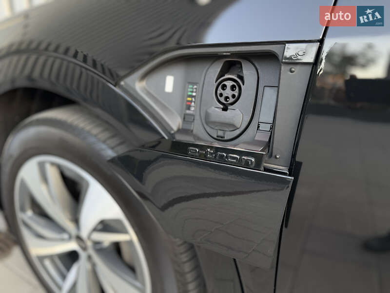 Внедорожник / Кроссовер Audi Q8 2023 в Киеве