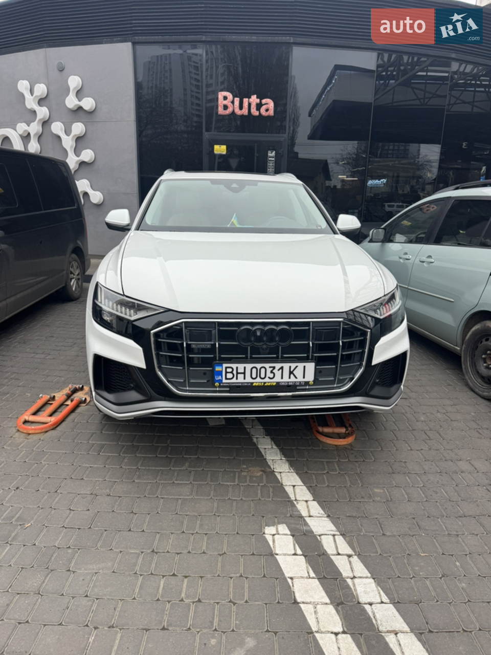 Продам Audi Q8 55 TFSI quattro, 2023 рік. 
Автомобіль у відмінному технічному та візуальному стані, доглянутий, без прихованих нюансів.
Авто купувалось для себе з незначними пошкодженнями, усі роботи виконані професійно.
Перевозилось в контейнері у захисному чохлу . 
	•	Виконано Stage 1 (близько 400 к.с., без втручання в механіку)
	•	Нова зимова резина Nokian
	•	Передня та задня оптика адаптовані під європейські стандарти
	•	Повне КАСКО

Автомобіль повністю обслужений, працює без зауважень.
VIN відкритий для перевірки.

Авто не потребує вкладень — сіли та поїхали


