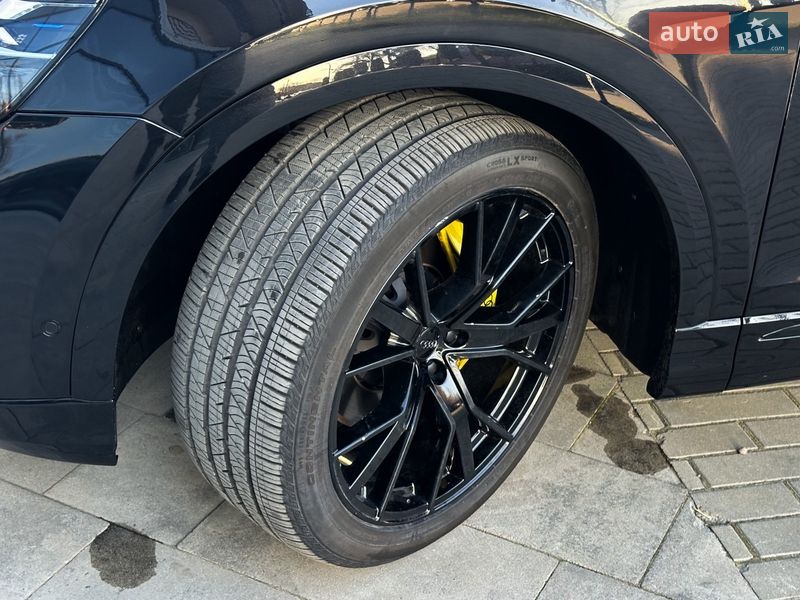 Позашляховик / Кросовер Audi Q8 2020 в Ужгороді