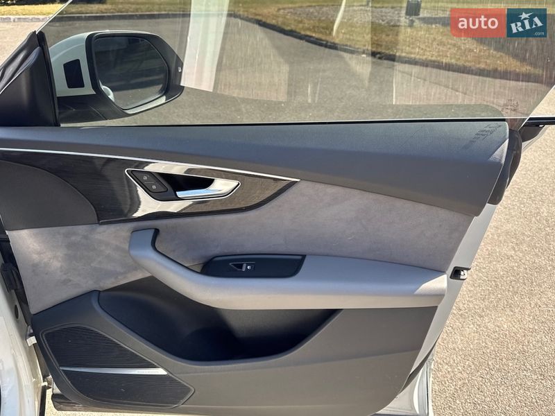 Внедорожник / Кроссовер Audi Q8 2019 в Киеве