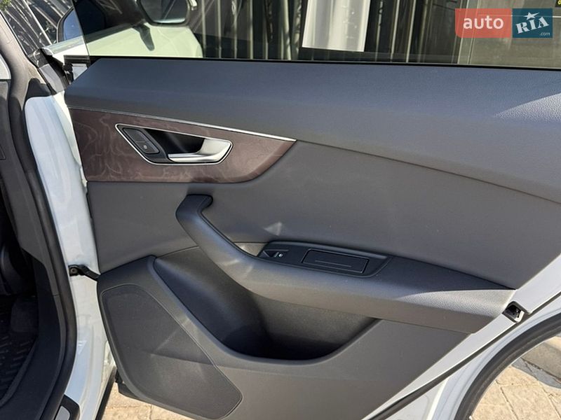 Внедорожник / Кроссовер Audi Q8 2018 в Ужгороде