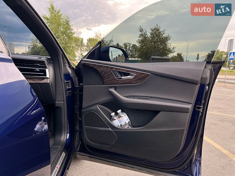 Позашляховик / Кросовер Audi Q8 2018 в Києві фото 30 Позашляховик / Кросовер Audi Q8 2018 в Києві