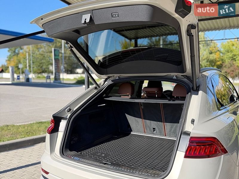 Внедорожник / Кроссовер Audi Q8 2020 в Гусятине