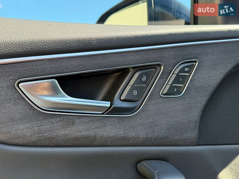Позашляховик / Кросовер Audi Q8 2021 в Стрию