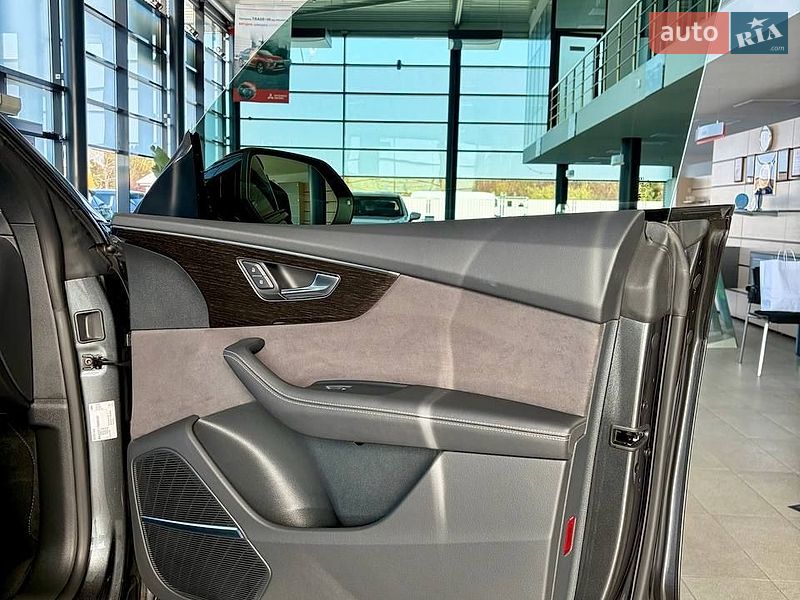 Позашляховик / Кросовер Audi Q8 2023 в Ужгороді