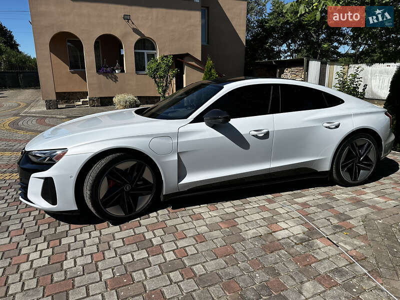 Купе Audi RS e-tron GT 2021 в 