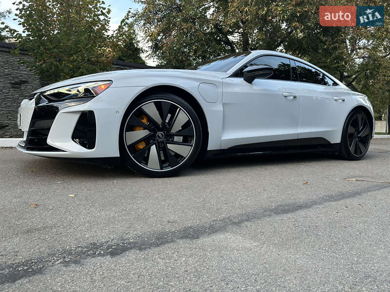 Купе Audi RS e-tron GT 2022 в 
