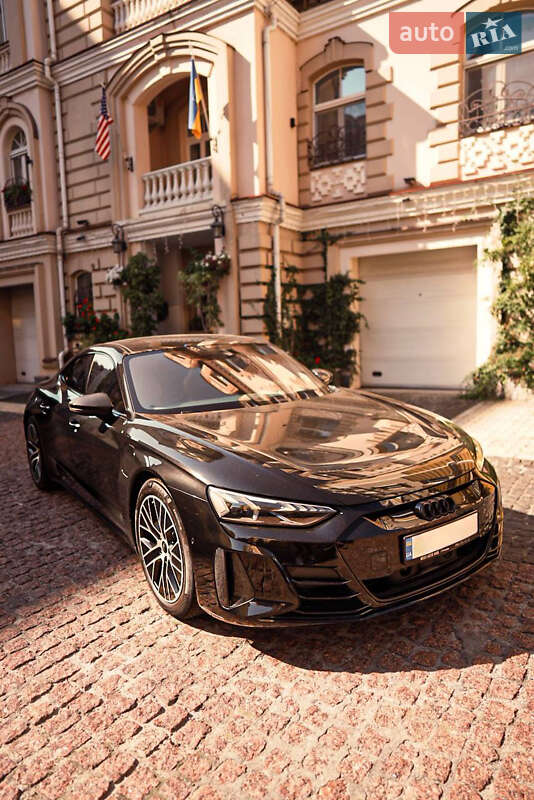 Купе Audi RS e-tron GT 2021 в 