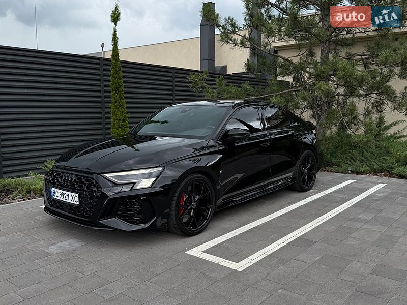 Седан Audi RS3 2022 в Умані