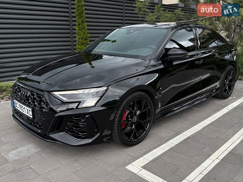 Седан Audi RS3 2022 в Умані