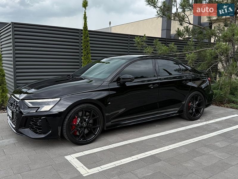 Седан Audi RS3 2022 в Умані