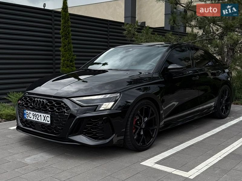 Седан Audi RS3 2022 в Умані