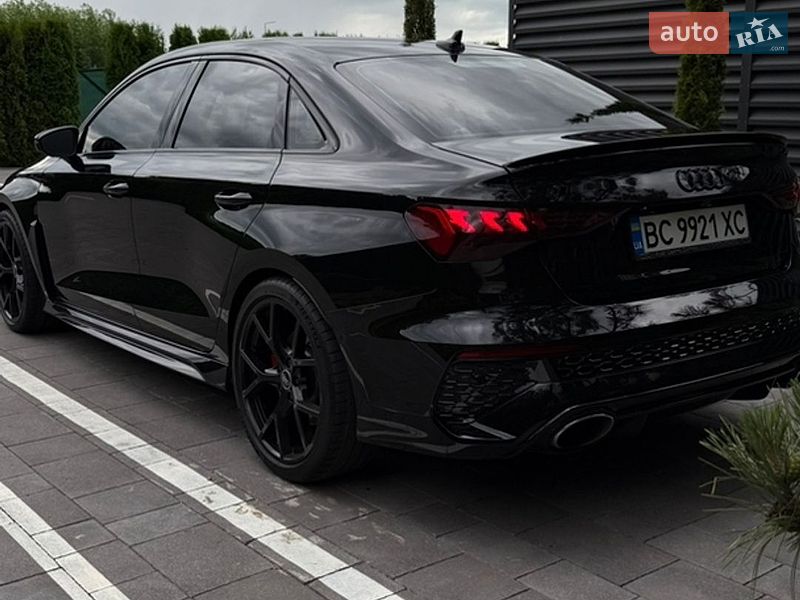 Седан Audi RS3 2022 в Умані