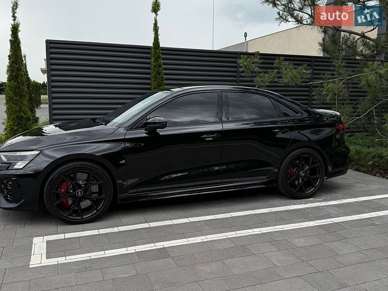 Седан Audi RS3 2022 в Умані