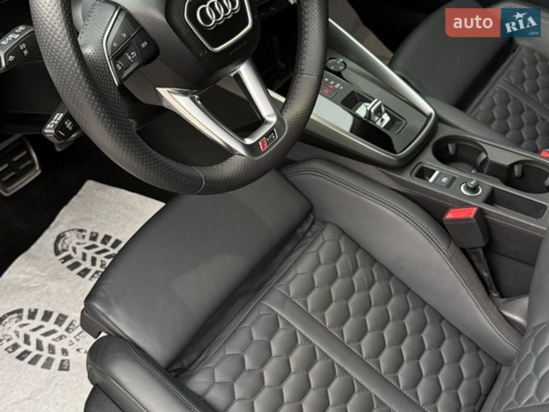 Седан Audi RS3 2022 в Умані