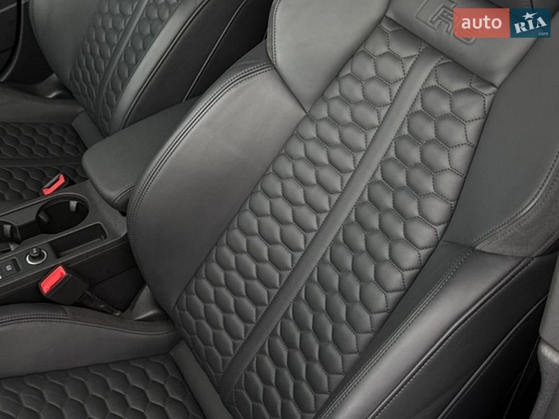 Седан Audi RS3 2022 в Умані