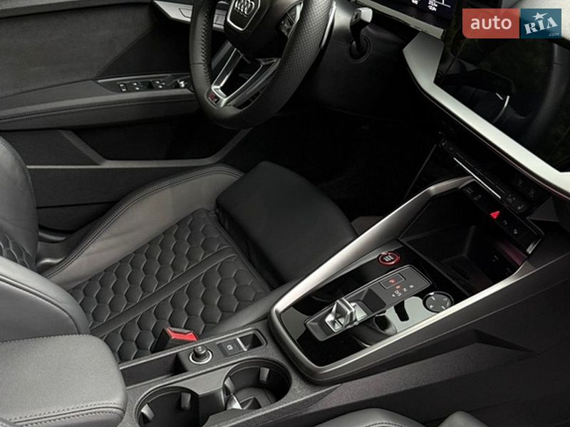 Седан Audi RS3 2022 в Умані