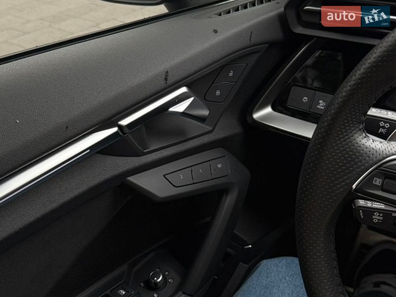 Седан Audi RS3 2022 в Умані