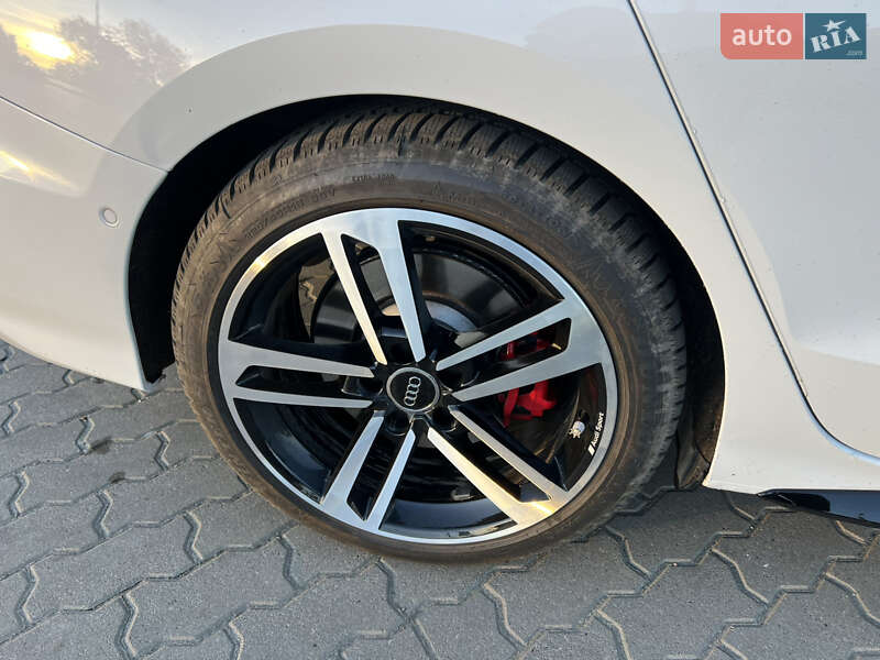 Седан Audi S3 2023 в Львові