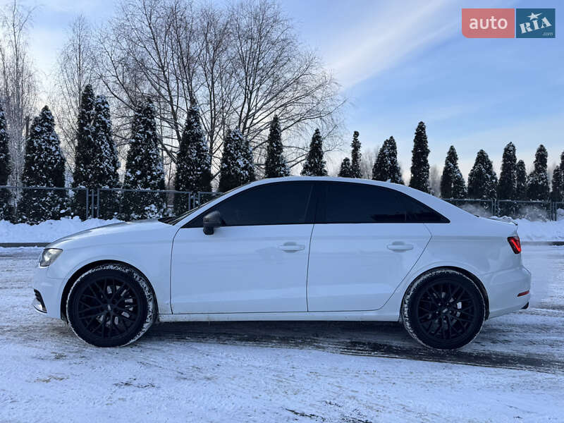 Седан Audi S3 2014 в Смілі