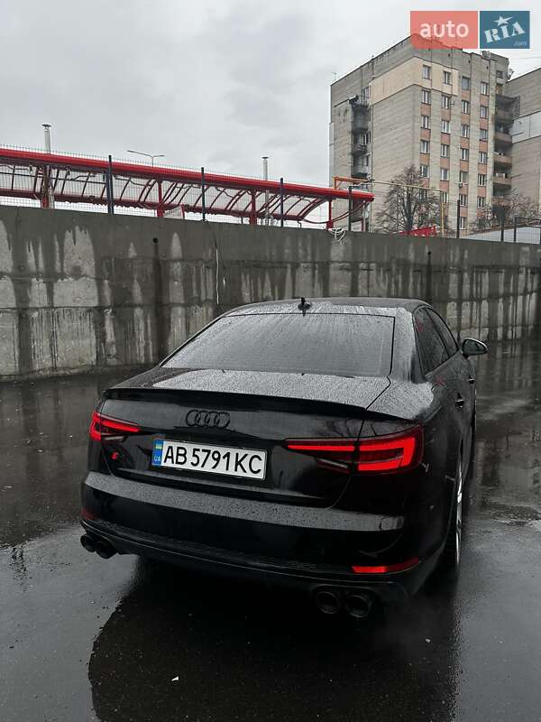 Седан Audi S4 2018 в Виннице